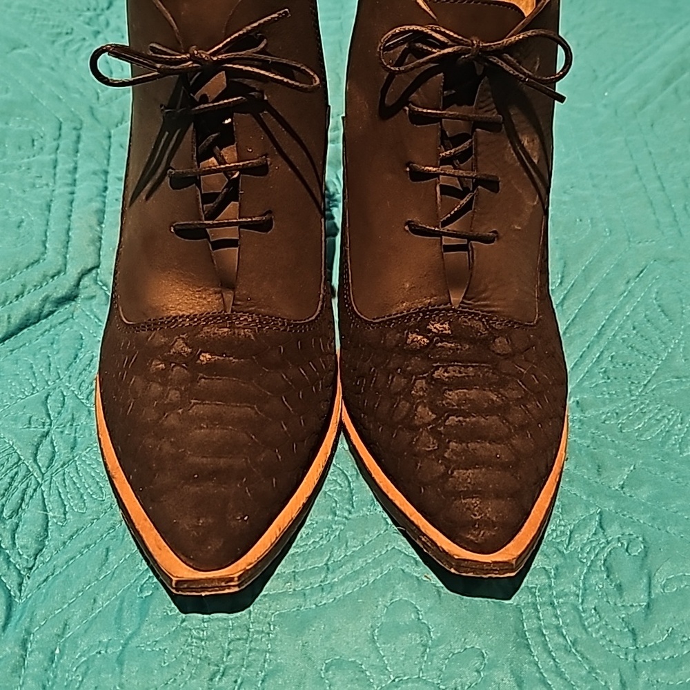 Free People black leather, textured pointy toe side zip ankle bootie. 39. 8/8.5.